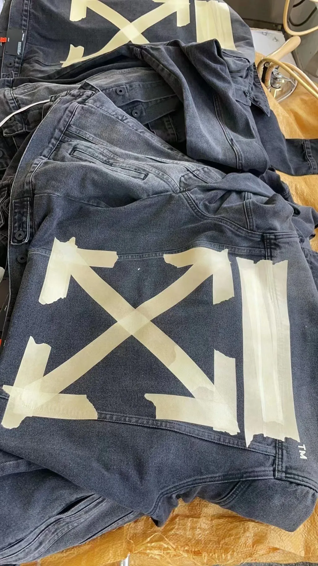 Hot stamping denim factory materials: Solve major problems (mold, bubbles, peeling, burns), huge cost investment, no less than 300 pieces scrapped.